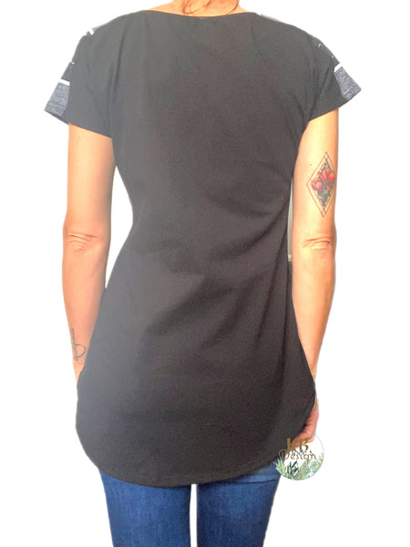 Chandail noir manches courtes avec poche - CHOIX DE MOTIFS